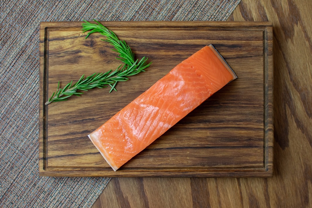 Trozo de pescado fresco en tabla